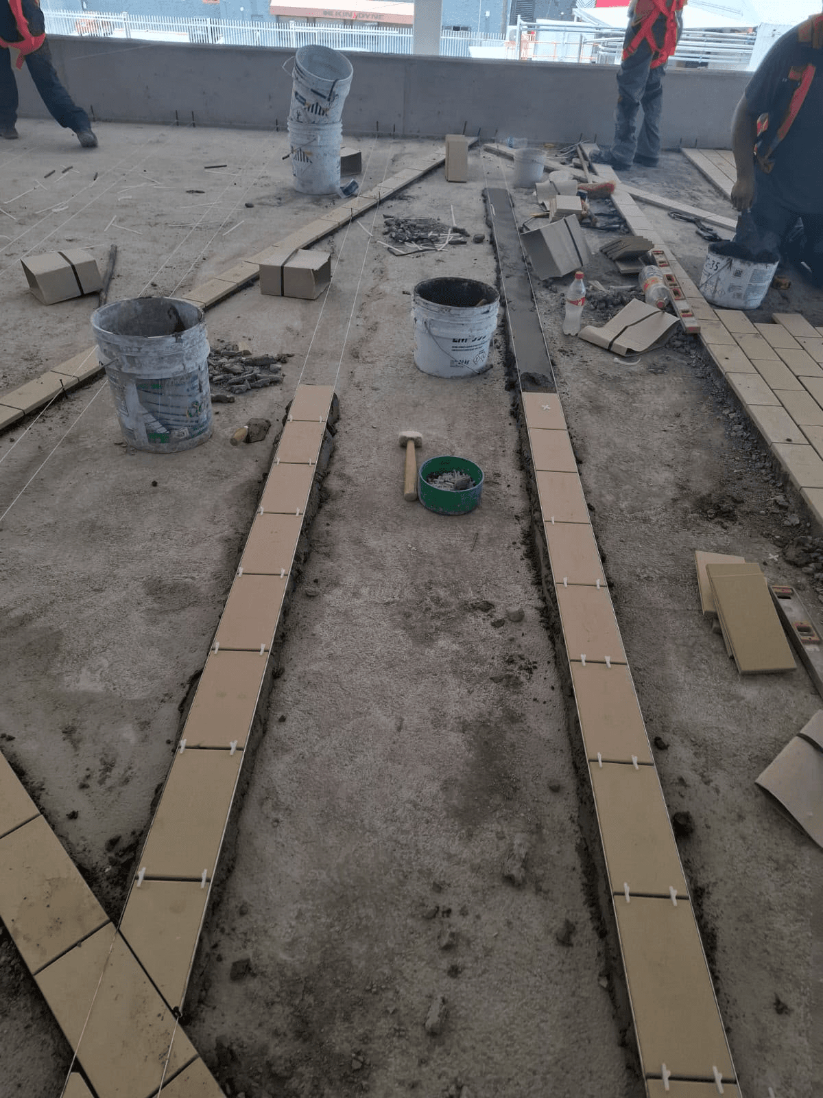 Proceso de preparacion y nivelacion para instalacion de loseta industrial