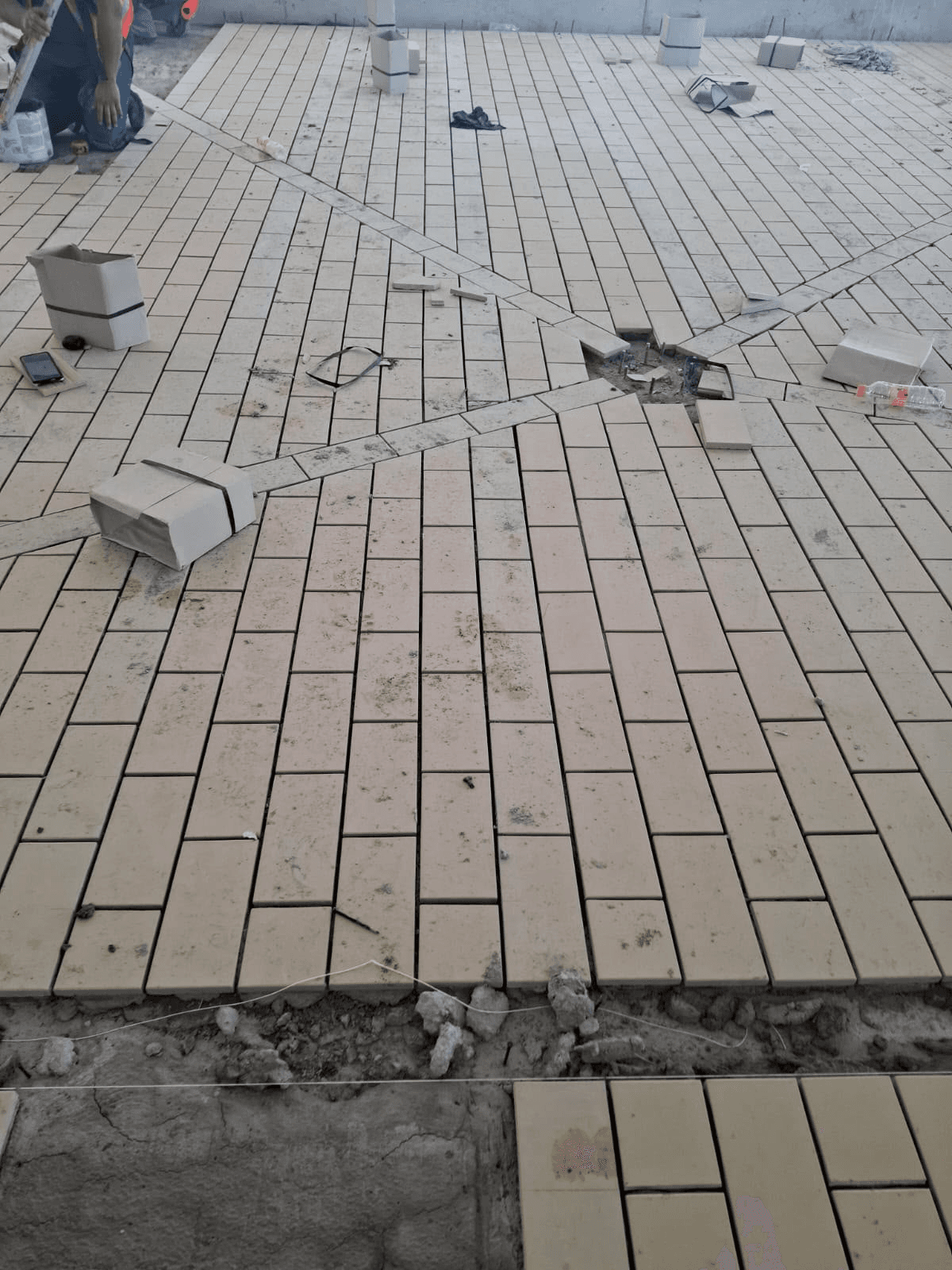 Loseta industrial colocada alrededor de zonas de drenaje en superficie de operacion