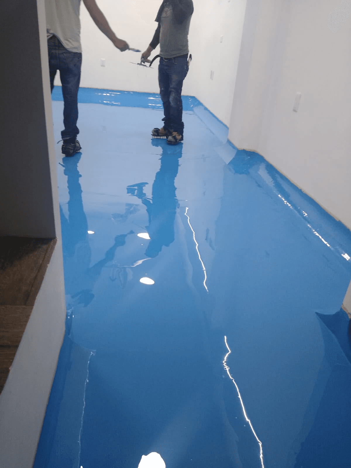 Acabado final de sistema epoxico sanitario con integracion de media cana